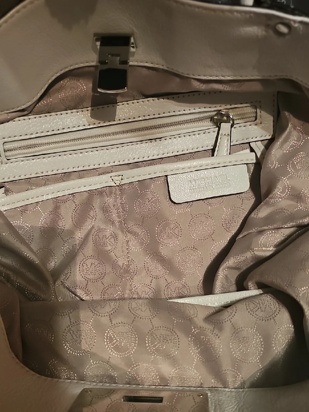 Michael Kors White And Silver Bag - Picture 4 of 7